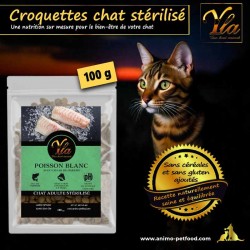 Croquettes sans céréales riches en poisson blanc, adaptées aux besoins des chats stérilisés pour une alimentation saine.