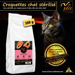 Croquettes naturelles au saumon et poisson pour chat stérilisé, sans céréales, riches en Oméga 3 et protéines de qualité.